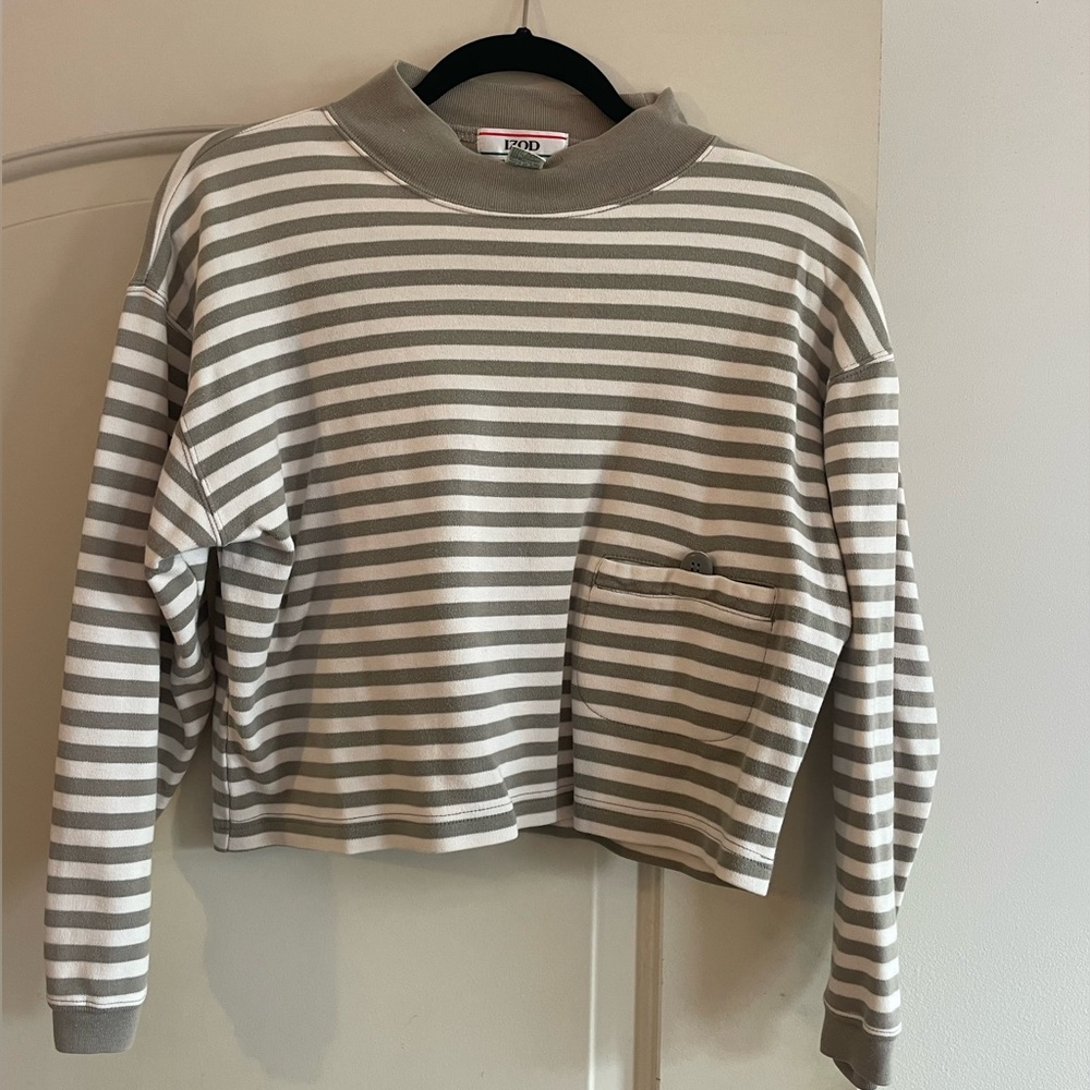 Adorable striped crop longsleeve tee! 🩶🫶🏼
